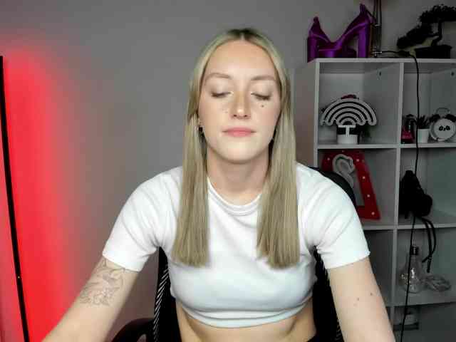EvelynBlond26 webcam