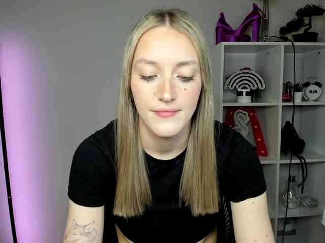 EvelynBlond Live Webcam on BongaCams