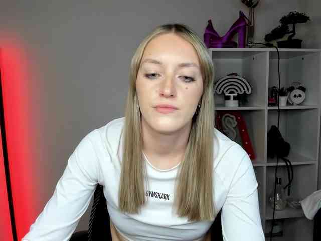 EvelynBlond26 webcam