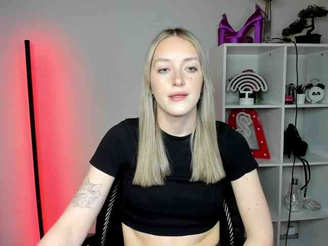 EvelynBlond26 webcam