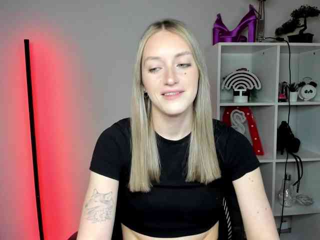 EvelynBlond26 webcam
