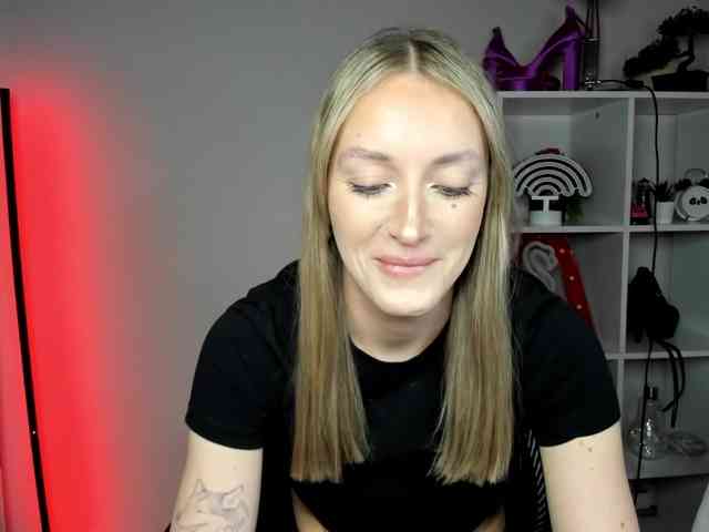 EvelynBlond26 webcam