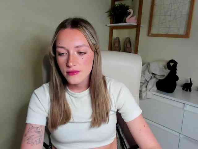 EvelynBlond26 webcam