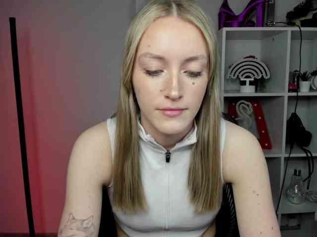 EvelynBlond26 webcam