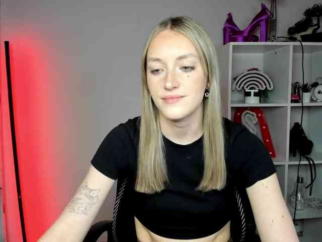 EvelynBlond26 webcam