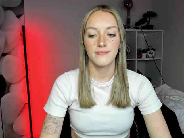 EvelynBlond26 webcam