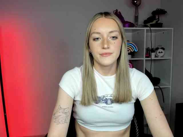 EvelynBlond26 webcam