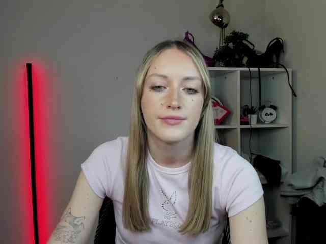 EvelynBlond26 webcam