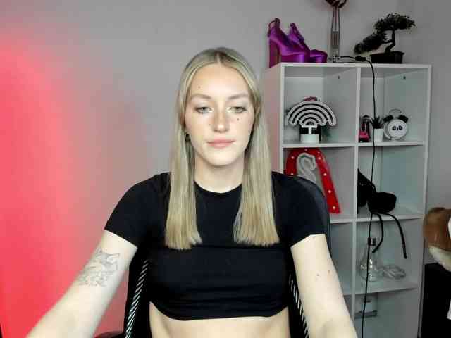 EvelynBlond26 webcam