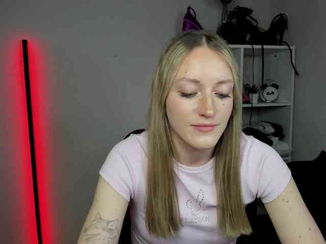 EvelynBlond26 webcam