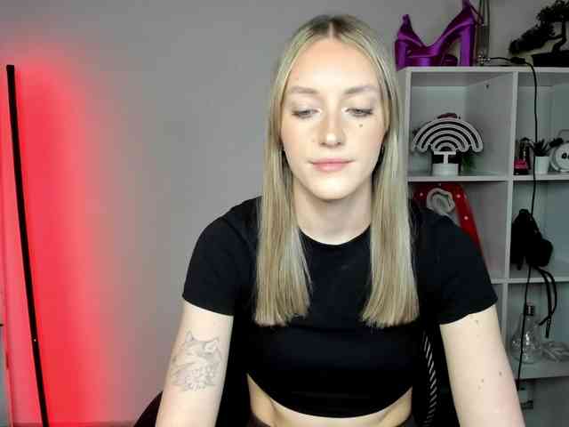 EvelynBlond26 webcam