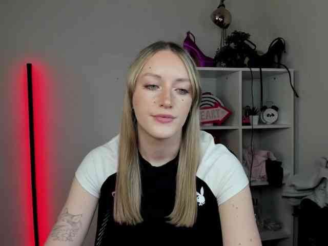 EvelynBlond26 webcam