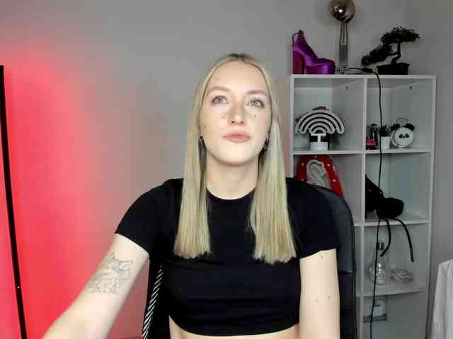EvelynBlond26 webcam