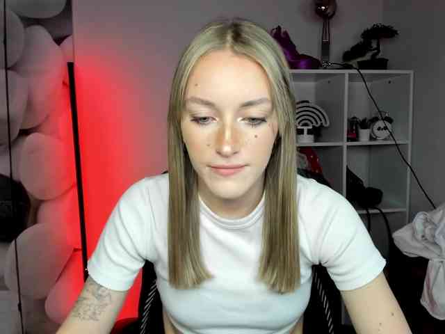 EvelynBlond26 webcam
