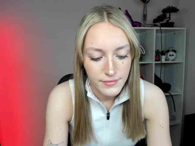 EvelynBlond26 webcam