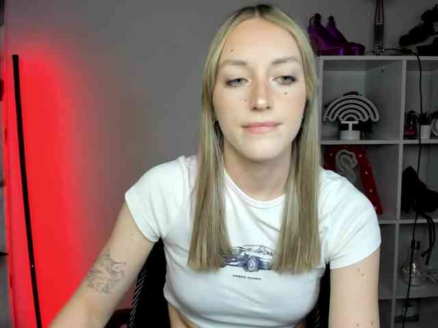 EvelynBlond26 webcam