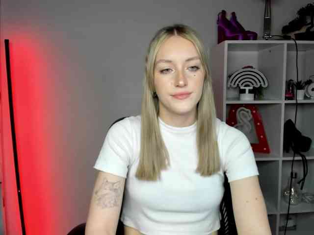 EvelynBlond26 webcam