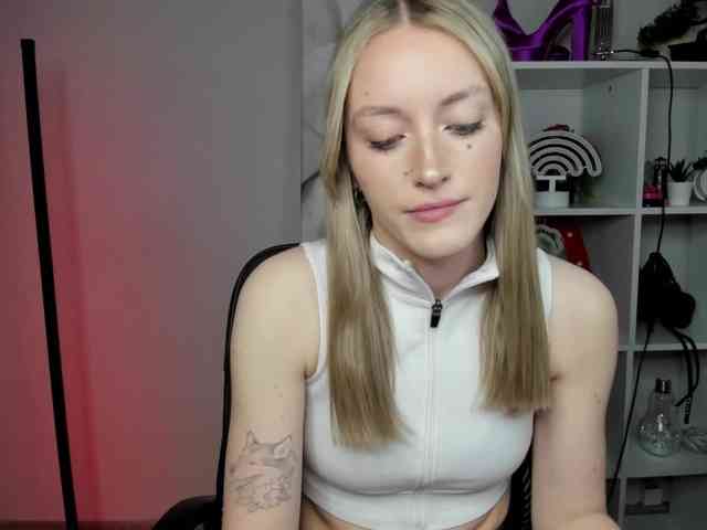 EvelynBlond26 webcam