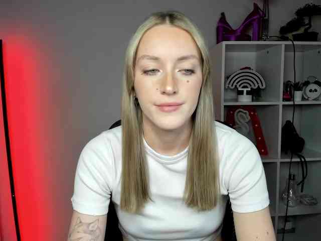 EvelynBlond26 webcam