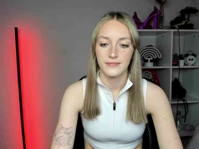 EvelynBlond26 webcam