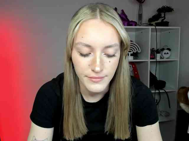 EvelynBlond26 webcam