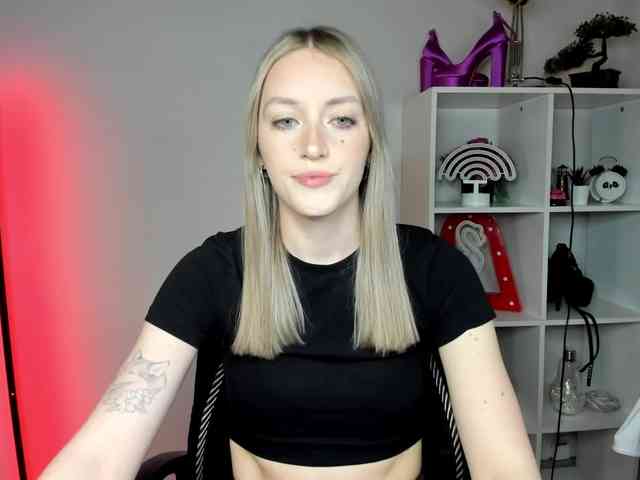 EvelynBlond26 webcam
