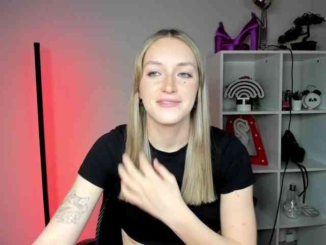 EvelynBlond26 webcam