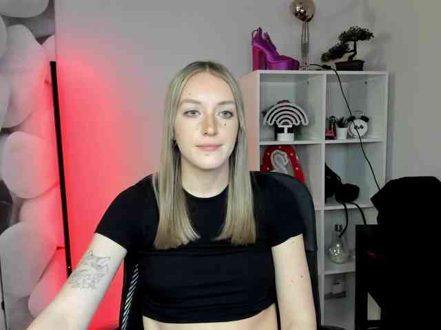 EvelynBlond26 webcam