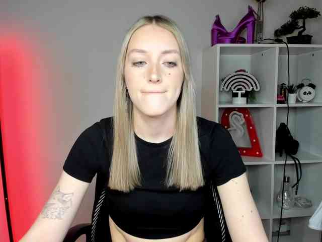 EvelynBlond26 webcam