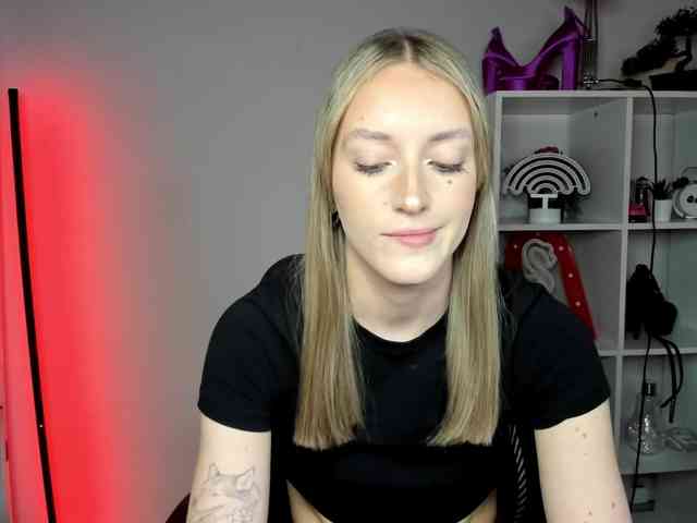 EvelynBlond26 webcam