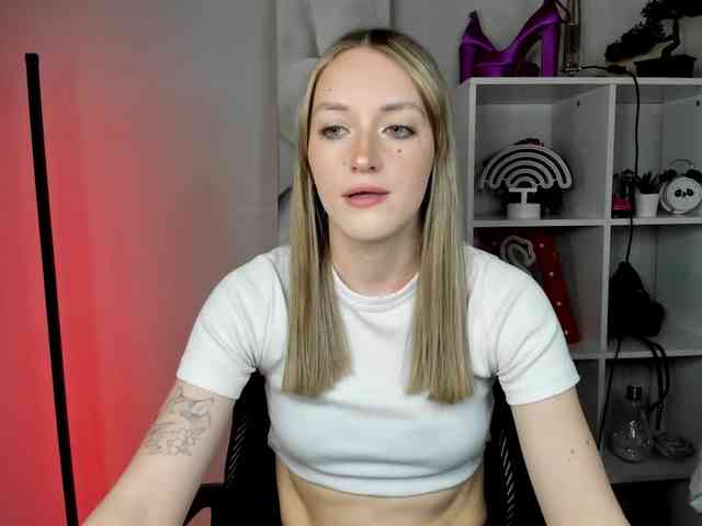 EvelynBlond26 webcam