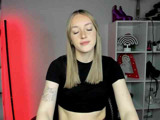 EvelynBlond26 webcam