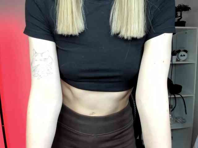 EvelynBlond26 webcam