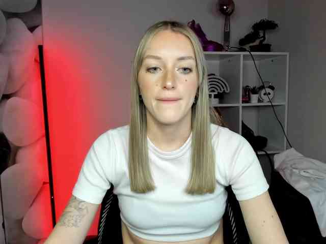EvelynBlond26 webcam