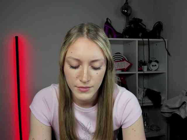EvelynBlond26 webcam