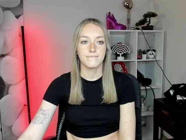EvelynBlond26 webcam