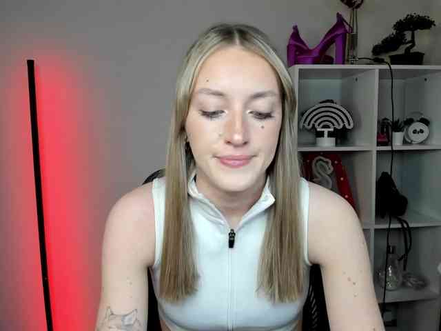 EvelynBlond26 webcam