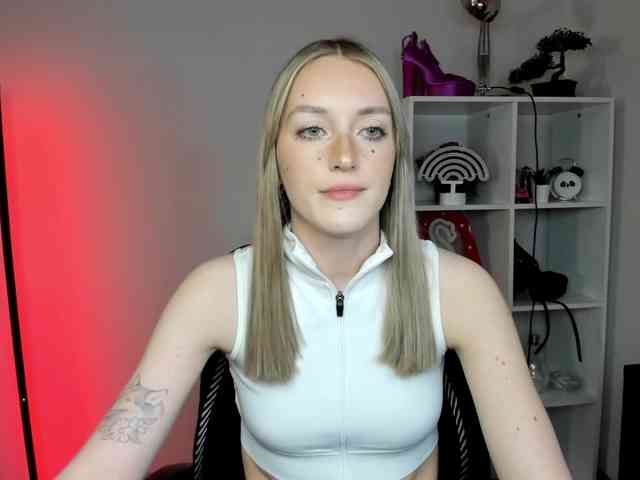 EvelynBlond26 webcam