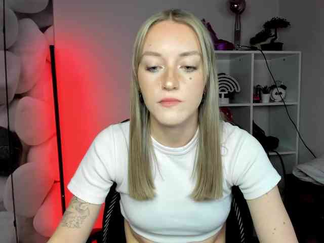 EvelynBlond26 webcam