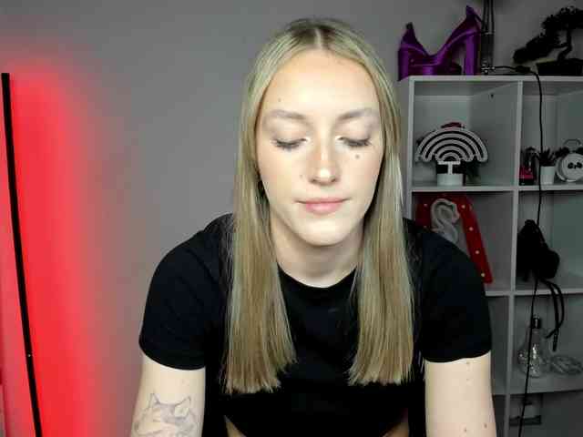 EvelynBlond26 webcam