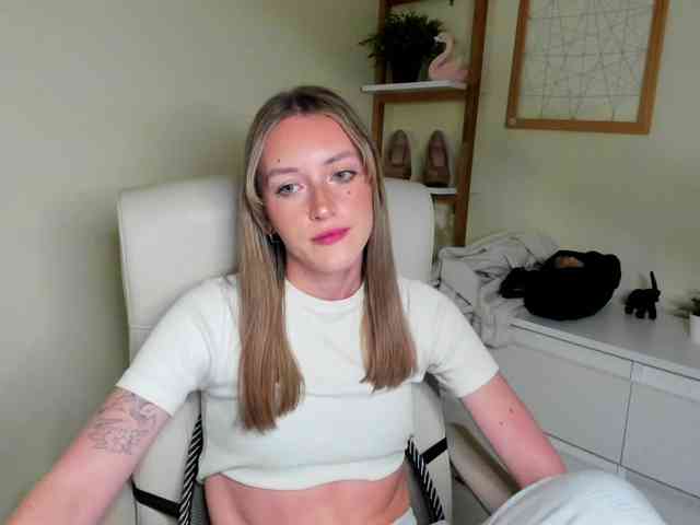 EvelynBlond26 webcam