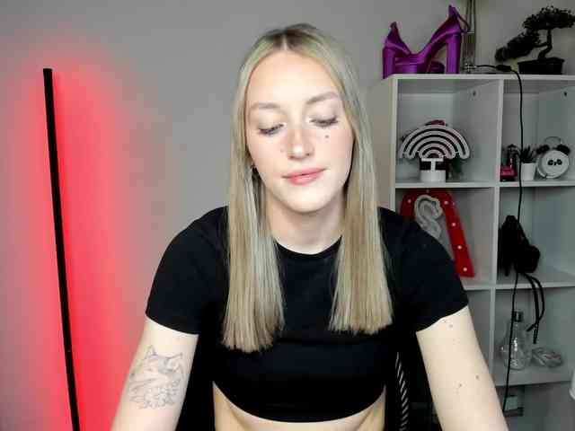 EvelynBlond Live Webcam on BongaCams
