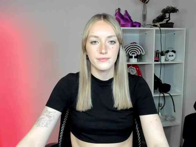 EvelynBlond26 webcam