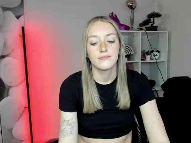 EvelynBlond26 webcam