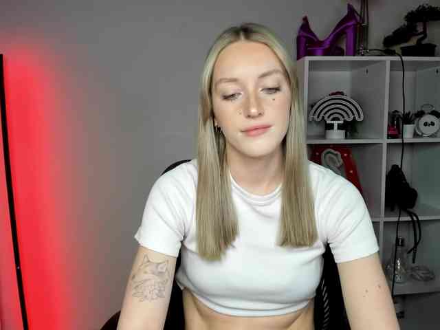 EvelynBlond26 webcam