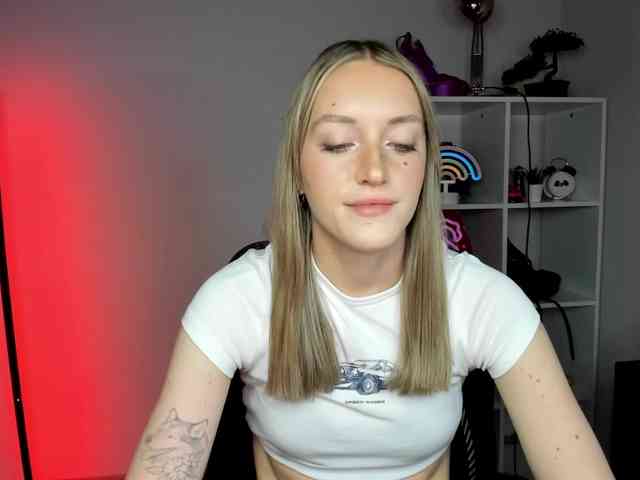 EvelynBlond26 webcam