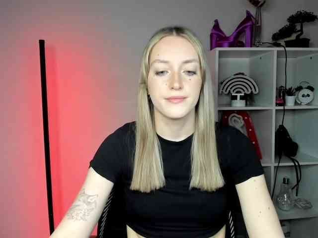 EvelynBlond26 webcam