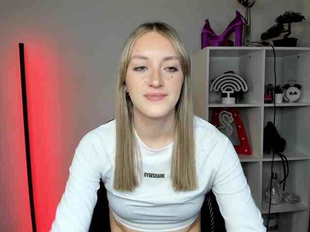EvelynBlond26 webcam