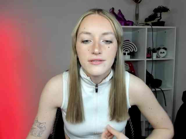 EvelynBlond26 webcam