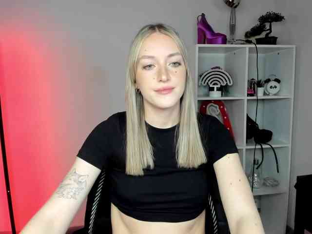 EvelynBlond26 webcam